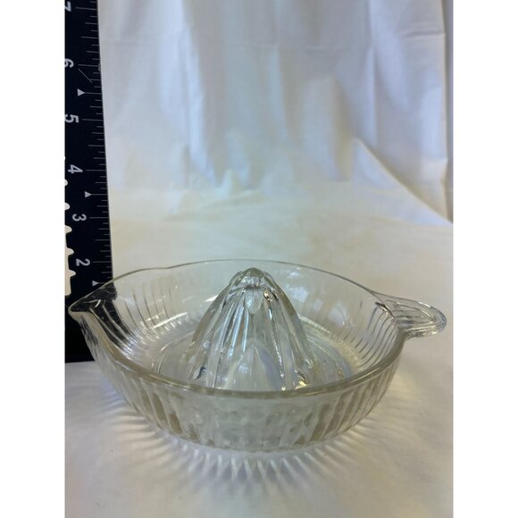 Vintage Clear Glass Citrus Juicer Reamer With Handle & Pour Spout - Picture 2 of 2